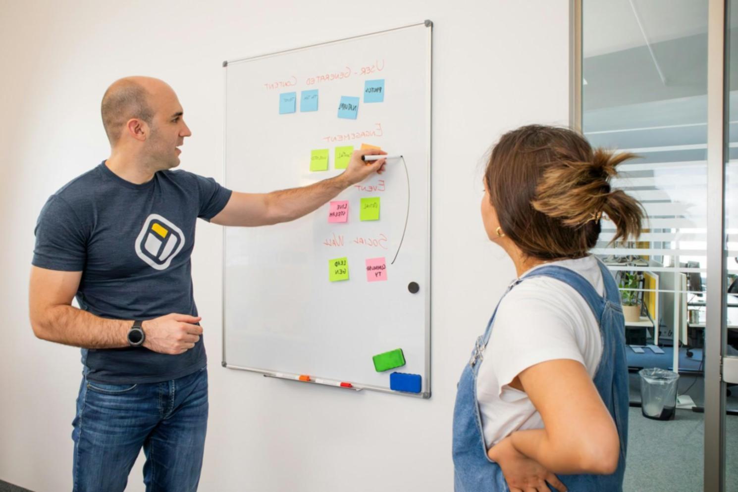 Bureau moderne de conseil financier avec équipe professionnelle